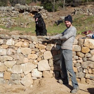 Venez bâtir des murs en pierre sèche avec moi